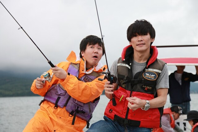 釣竿を手におどけた表情を見せる山口と鹿野。