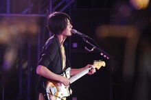 フジファブリック山内総一郎は桜井秀俊プロデュース曲「ミライ地図」にエレキギターで参加。