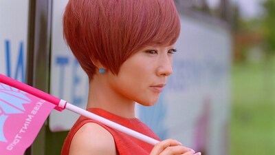 写真はCMのワンシーン。林檎はCM内で真っ赤なドレスに身を包み、小麦色の肌にショートヘアという夏全開のファッションを披露している。