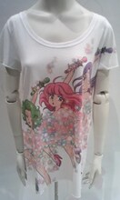 YA-KYIMとgalaxxxyのコラボTシャツ。真ん中には「クリィミーマミ」のタッチで描かれたYA-KYIMのキャラクターがプリントされている。価格は5800円。