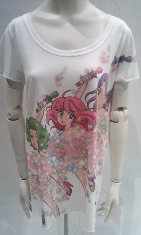 YA-KYIMとgalaxxxyのコラボTシャツ。真ん中には「クリィミーマミ」のタッチで描かれたYA-KYIMのキャラクターがプリントされている。価格は5800円。