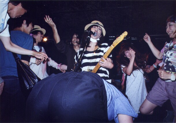 ガロリンズのライブ写真。中央が藤井よしえ。