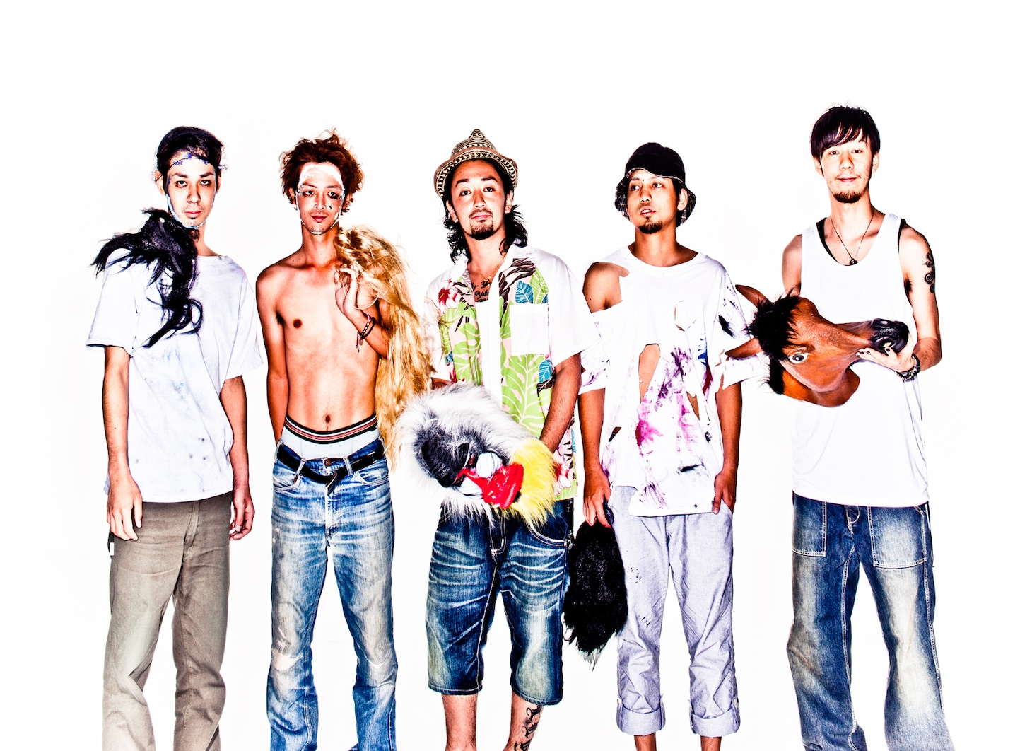 ORANGE RANGE最新アーティスト写真。シングル収録楽曲の「Five Mic」はオリオンビール「Special X」テレビCMに起用されており、オリオンビールオフィシャルサイトで視聴可能。