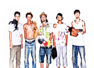 ORANGE RANGE最新アーティスト写真。シングル収録楽曲の「Five Mic」はオリオンビール「Special X」テレビCMに起用されており、オリオンビールオフィシャルサイトで視聴可能。