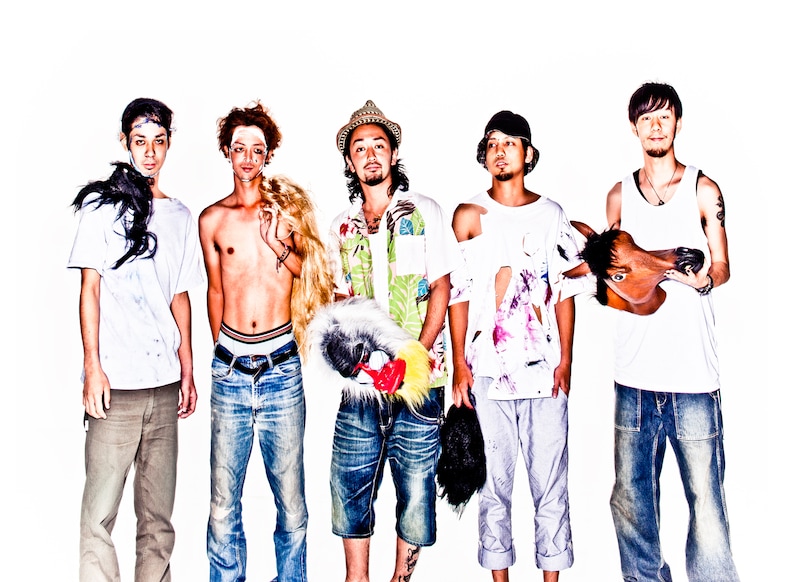 ORANGE RANGE最新アーティスト写真。シングル収録楽曲の「Five Mic」はオリオンビール「Special X」テレビCMに起用されており、オリオンビールオフィシャルサイトで視聴可能。