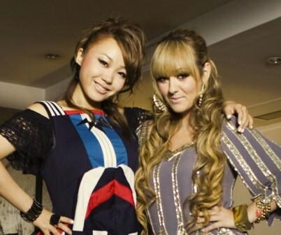 すっかり意気投合したCOMA-CHI（写真左）と元祖“激キュート”シンガー、ティニーシャ（右）。