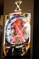 発表会で披露された「FEVER X JAPAN」。X JAPANのイメージを美しいビジュアルで再現している。