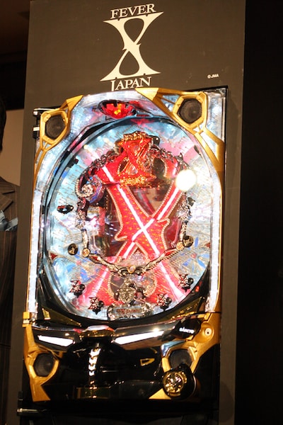 発表会で披露された「FEVER X JAPAN」。X JAPANのイメージを美しいビジュアルで再現している。