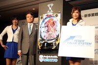 「FEVER X JAPAN」とSANKYO澤井明彦代表取締役社長（写真左より2人目）。