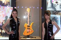 HIDEが愛用していたギターも展示。