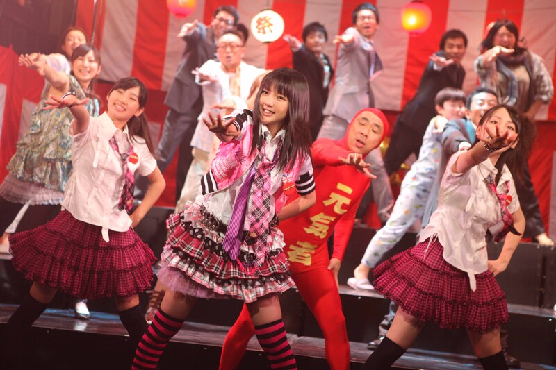 お祭りさわぎのダンスシーン。