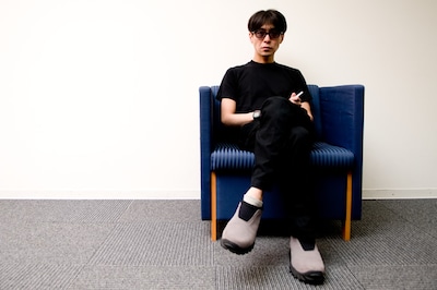 砂原良徳。手には電子タバコ。