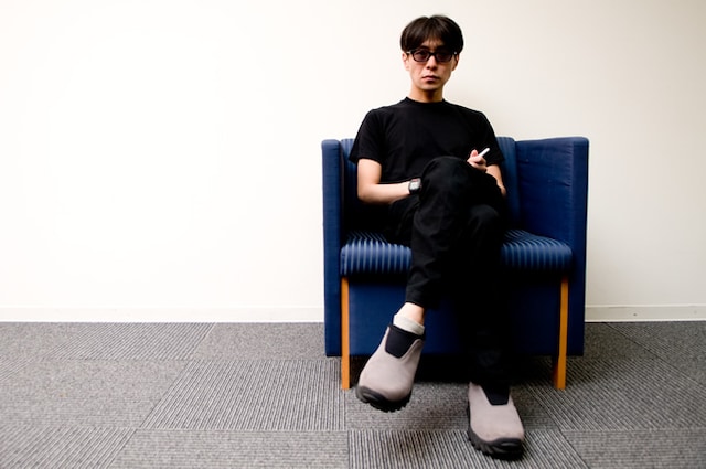 砂原良徳。手には電子タバコ。