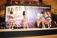 除幕式に臨む4人。