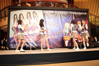 除幕式に臨む4人。