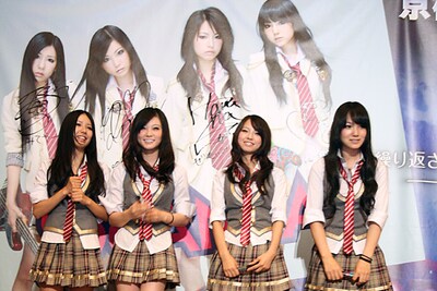 巨大バナーにはメンバーそれぞれがサインとメッセージを書き込んだ。