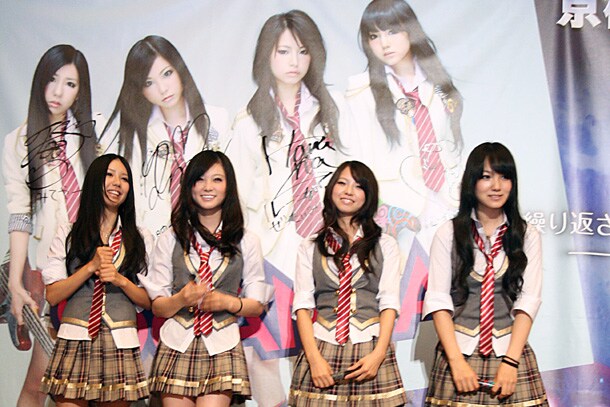 巨大バナーにはメンバーそれぞれがサインとメッセージを書き込んだ。