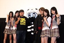 舞台挨拶にはSCANDALのマスコットキャラ、キャン太（写真中央）も登場。メンバー4人と並んだ京極夏彦（写真右から3人目）は「孫と並んでるみたい（笑）」と照れ笑いした。