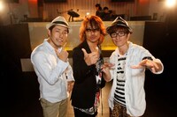 写真は「T.P.I.T.P.」のビデオクリップ撮影現場で撮られたスリーショット。3人の意気投合ぶりが伝わってくる。