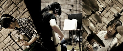 新作リリースの発表に伴いメンバーの近影も公開。レコーディングに臨む3人の真剣な表情がフィーチャーされている。