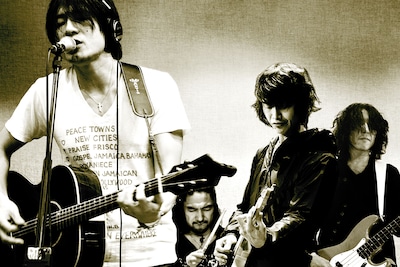 「Split The Difference」のライブの模様を目撃したのは、6公演合わせて約1000人のみ。劇場のスクリーンを通じて、この貴重なステージの様子を体感しよう。