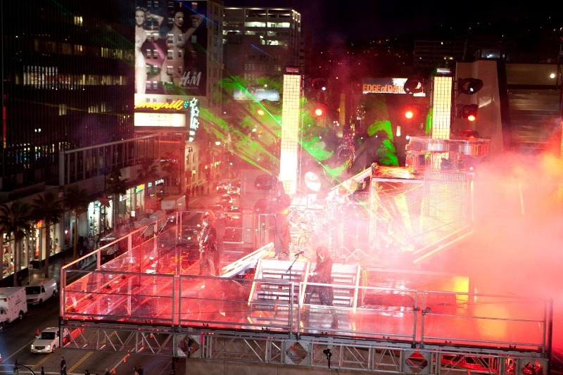 「Jade」の撮影シーン。約800人のスタッフが携わり、3台のクレーンと2機のヘリを使用して撮影された。