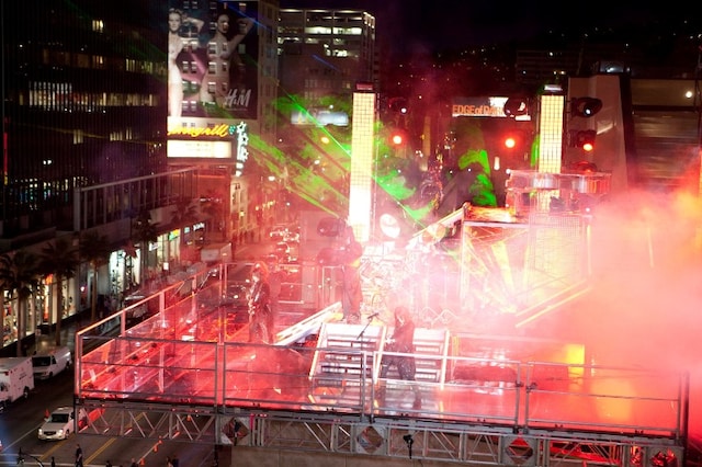 「Jade」の撮影シーン。約800人のスタッフが携わり、3台のクレーンと2機のヘリを使用して撮影された。