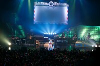 今回のステージセットはアルバム「Journey」のアートワークを模しており、エアメール風のスクリーンも設置。