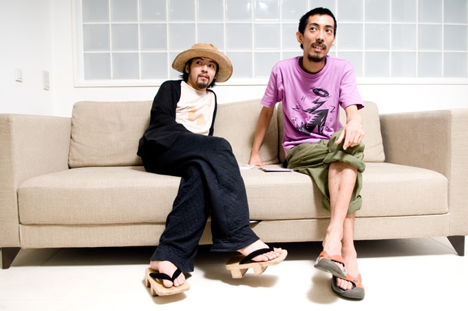 「Rollin' Rollin'」はソロアーティスト七尾旅人（写真左）とのコラボナンバー。ナタリーPower Pushでは2人がそれぞれの新作について話を聞く相互インタビューを公開中。