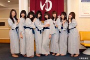 「毎日仕事で疲れているだろうから温泉を用意しておいた」という番組MC・小木博明（おぎやはぎ）のはからいに大喜びのメンバー8人。このあと地獄のムチャぶりが控えているとも知らず、すっぴん姿で決めポーズ。