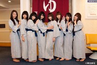 「毎日仕事で疲れているだろうから温泉を用意しておいた」という番組MC・小木博明（おぎやはぎ）のはからいに大喜びのメンバー8人。このあと地獄のムチャぶりが控えているとも知らず、すっぴん姿で決めポーズ。