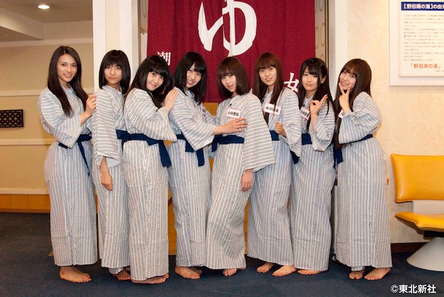 「毎日仕事で疲れているだろうから温泉を用意しておいた」という番組MC・小木博明（おぎやはぎ）のはからいに大喜びのメンバー8人。このあと地獄のムチャぶりが控えているとも知らず、すっぴん姿で決めポーズ。