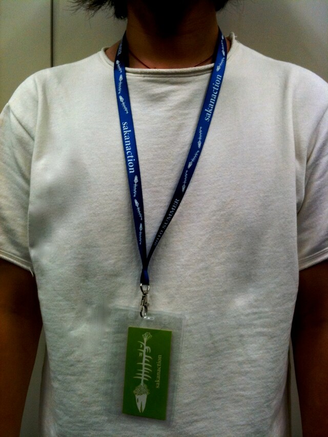 「夏フェスタイムテーブルホルダー＆ネックストラップ」着用写真。