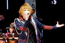 マオ（Vo）は集まったファン3万2000人を前に「珍しく言葉が出てきません。頭が真っ白だよ！」と感極まった様子で語った。