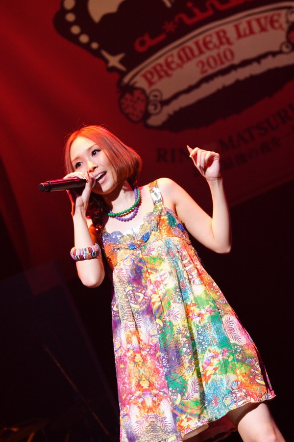 愛内は7月28日にニューシングル「HANABI」とライブDVD「RINA AIUCHI THANX 10th ANNIVERSARY LIVE -MAGIC OF THE LOVE-」をリリースしたばかり（写真は7月30日のライブの様子）。