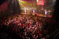 写真は7月30日のライブの様子。
