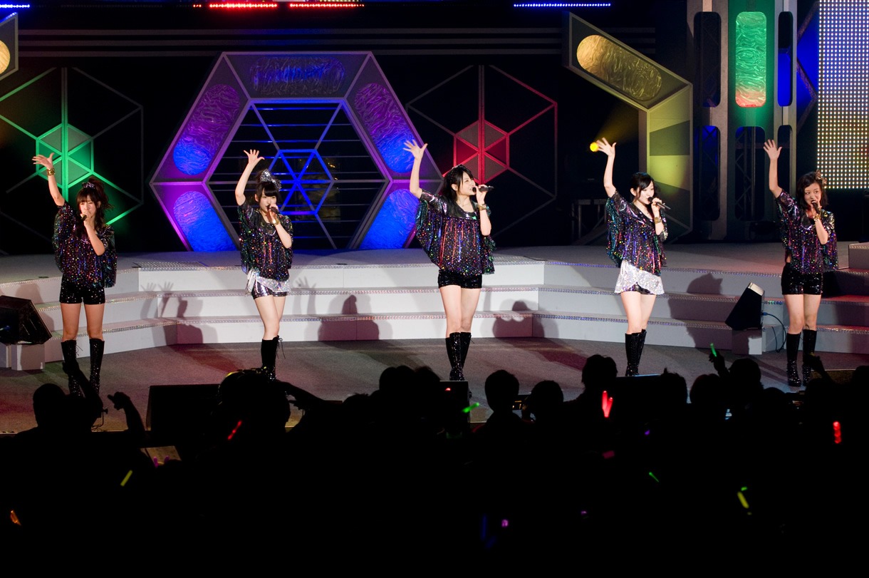 今週の人気の画像5位は「ハロプロ夏コン渋谷場所で娘。真野らがファンと一体に」より℃-ute。