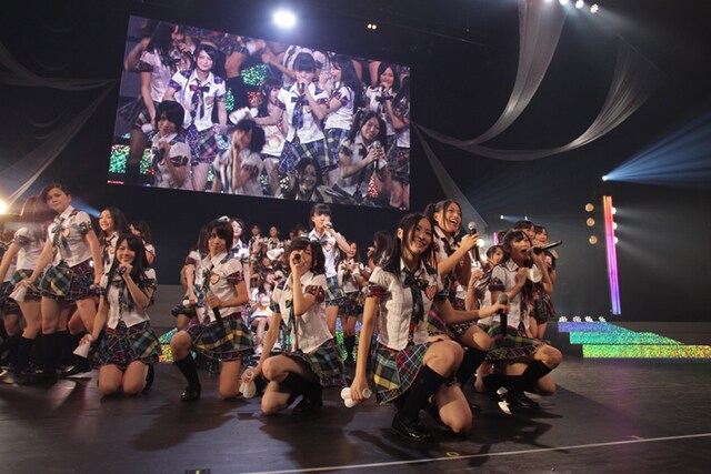 車いすに乗った松下唯を含む42人で「仲間の歌」を熱唱するSKE48。(c)SKE48
