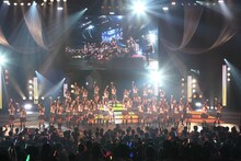 車いすに乗った松下唯を含む42人で「仲間の歌」を熱唱するSKE48。(c)SKE48