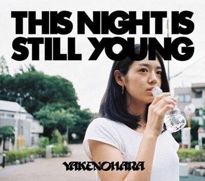 やけのはら初のラップアルバム「THIS NIGHT IS STILL YOUNG」のジャケット。ナタリーPower Pushではやけのはらと七尾旅人による相互インタビュー企画を掲載している。