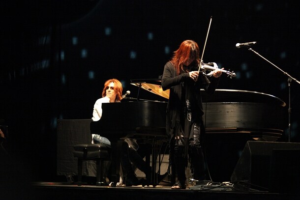 「OTAKON 2010」でのライブの様子。YOSHIKIは約1万人のファンを前にアメリカツアーの一環でワシントンD.C.公演とニューヨーク公演を行うことを宣言した。