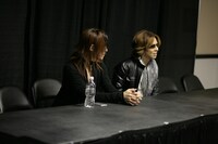 SUGIZO（写真左）、YOSHIKI（写真右）
