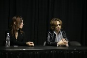 SUGIZO（写真左）、YOSHIKI（写真右）