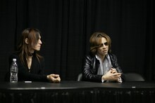 SUGIZO（写真左）、YOSHIKI（写真右）
