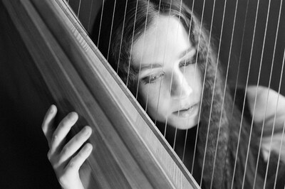 フランス・ブルターニュ地方出身のセシル・コルベルは、ケルトハープ奏者兼シンガーソングライター。今回の出演でも歌とハープを披露する。