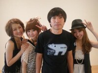 初ライブを終え、安堵の表情を見せるCOSMETICSの3人と、ROCKETMANことふかわりょう。