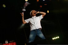 写真は「MUSIC LIFE 10」ステージの様子。タオルを振り回しながら熱唱する九州男。