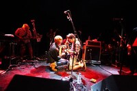 「What Goes On」演奏中、ギターバトルを繰り広げるサンボマスターの山口隆（写真右）とKULA SHAKERのクリスピアン・ミルズ（左）。