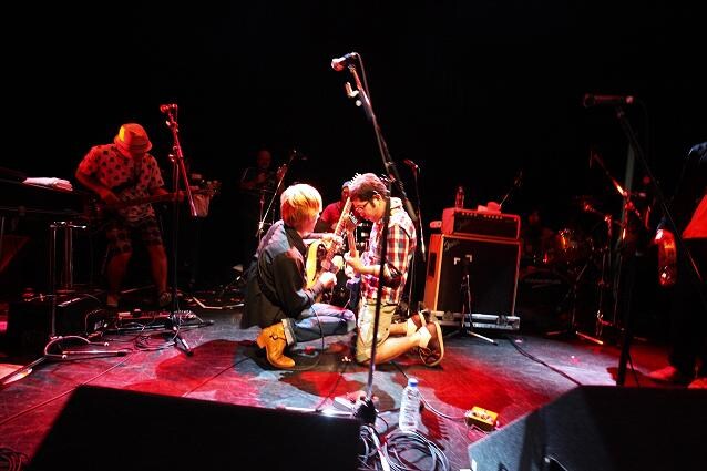 「What Goes On」演奏中、ギターバトルを繰り広げるサンボマスターの山口隆(写真右)とKULA SHAKERのクリスピアン・ミルズ(左)。