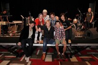 こちらは記念撮影の様子。山口はこのイベントについてブログで「サンボマスターとクーラシェイカーのメンバーみんなが一つになってベルベットアンダーグラウンドの曲をガシガシプレイすんのは最高の気分だったよ！」と興奮まじりに感想を述べている。